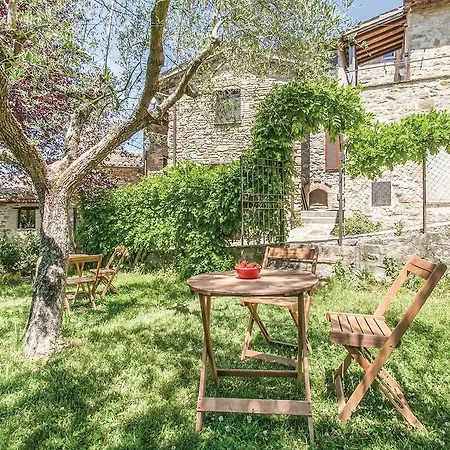 Two-bedroom In Bevagna Apartment *